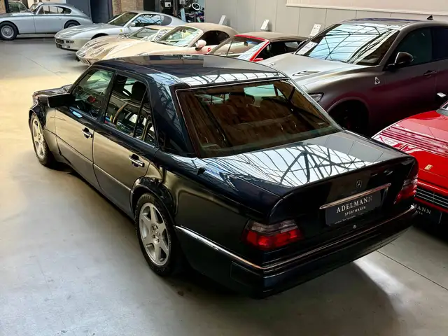 Mercedes-Benz E view 6