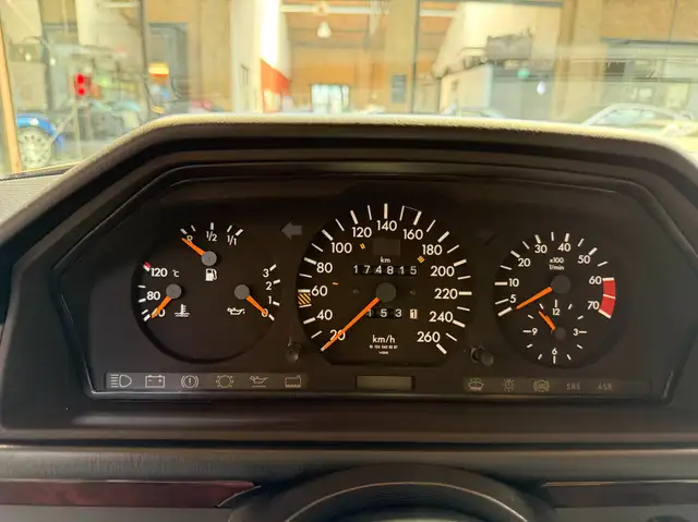 Mercedes-Benz E view 10