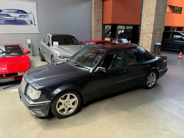 Mercedes-Benz E main image