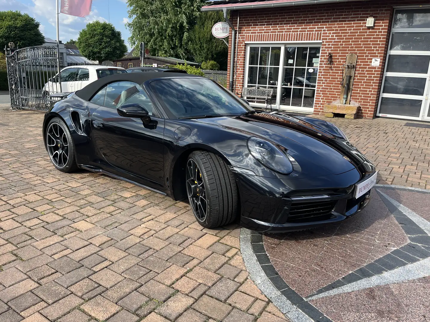 Porsche 992 Turbo S Cabriolet Voll Porsche Exclusive 1-Hand Schwarz - 2