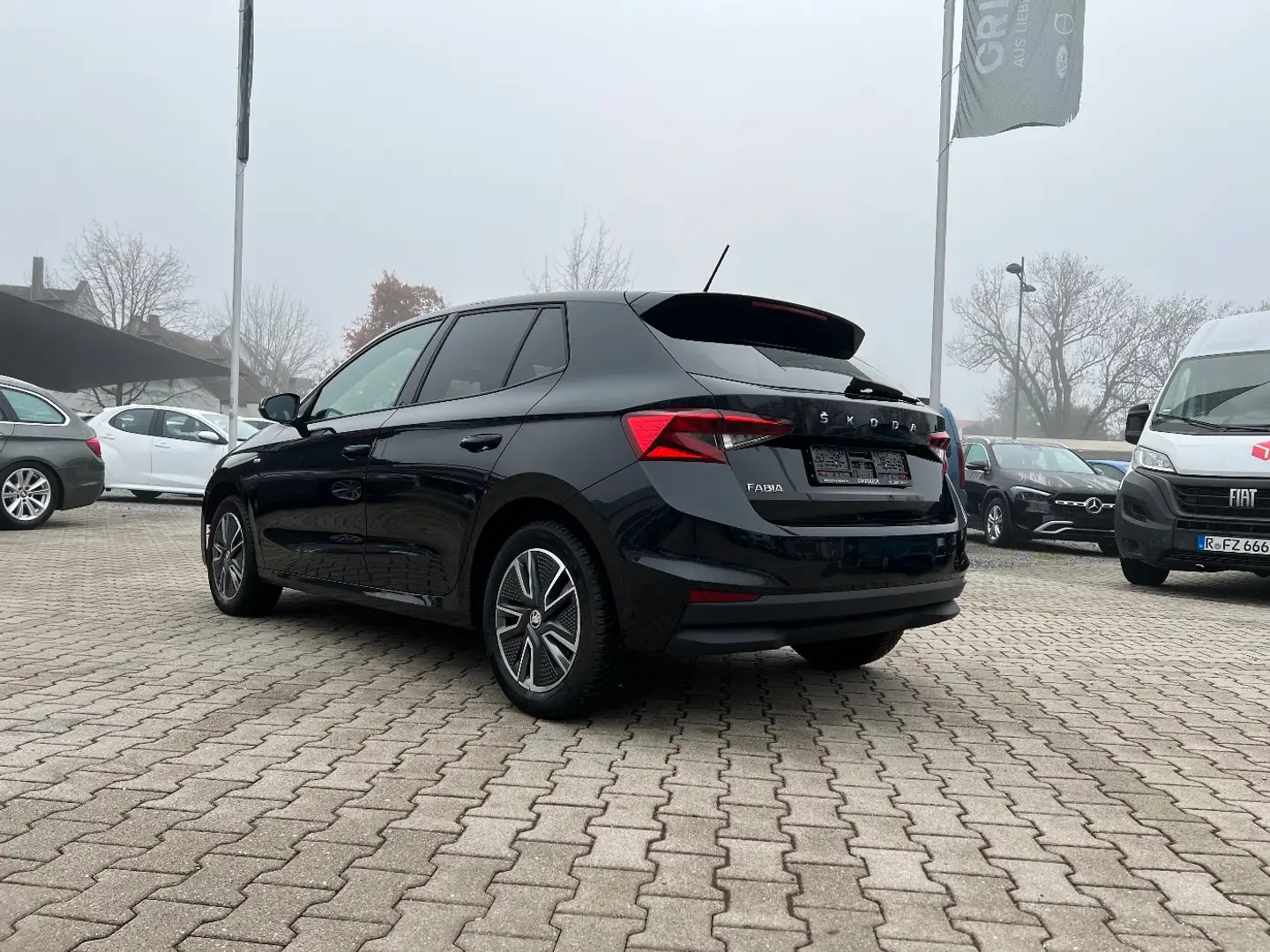 Skoda Fabia 1.0 TSI Tour *LED Navi DAB+ Virtual Alu* Schwarz - 2