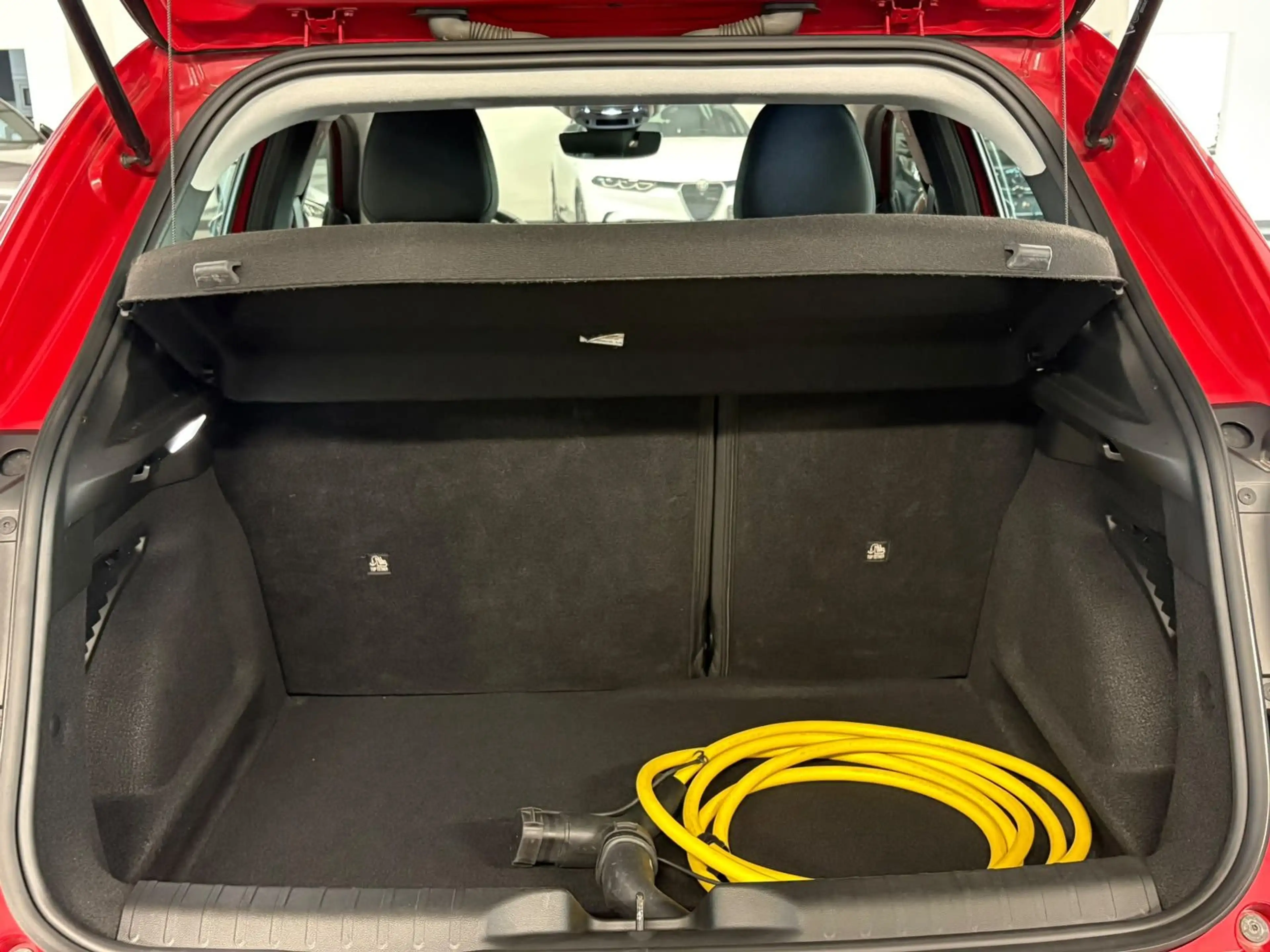 Fiat 600e RED 11KW LED+PDC+TEMP+SPUR.AS+CARPLAY+DAB+ — photo 13