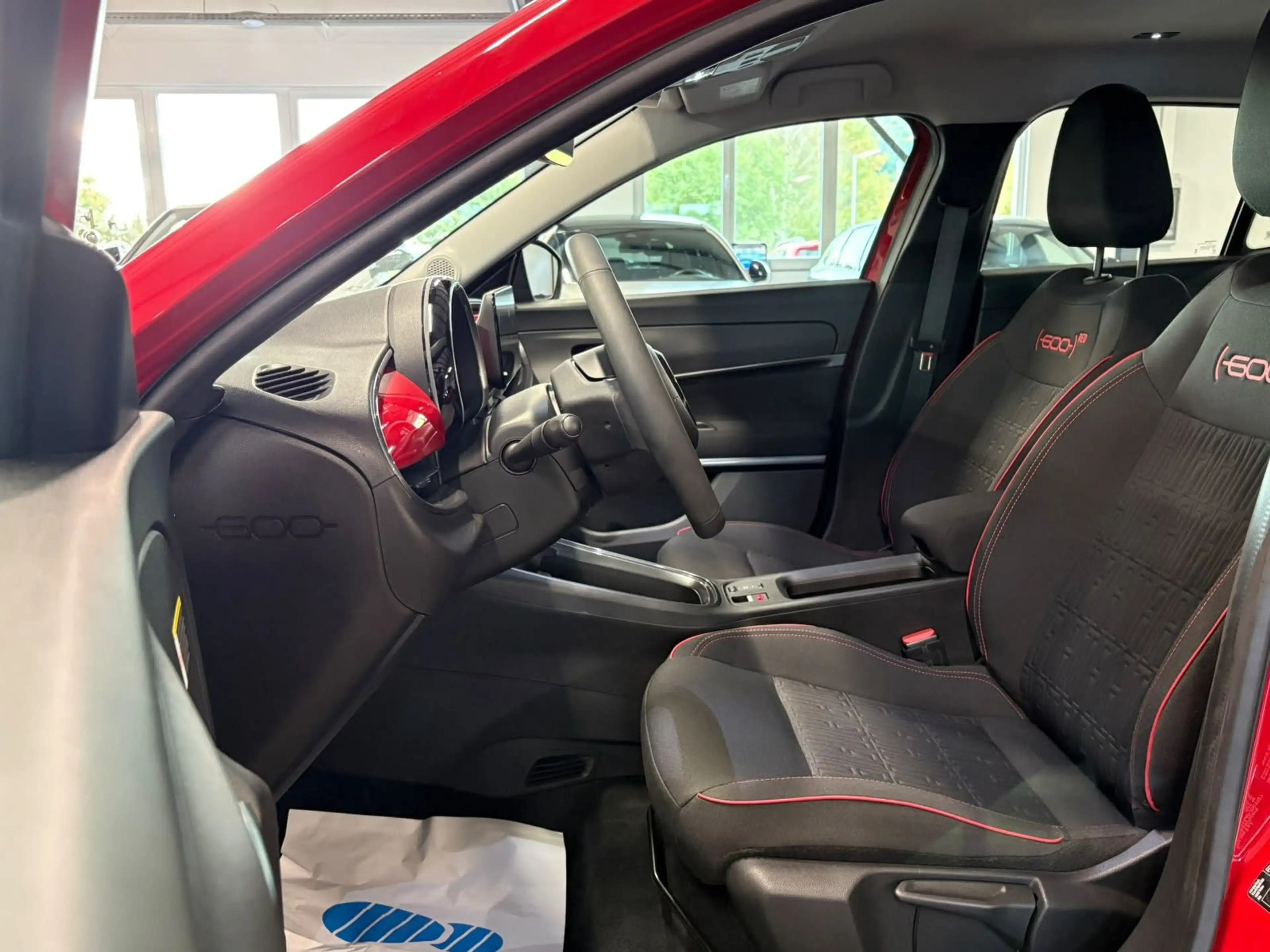 Fiat 600e RED 11KW LED+PDC+TEMP+SPUR.AS+CARPLAY+DAB+ — photo 6