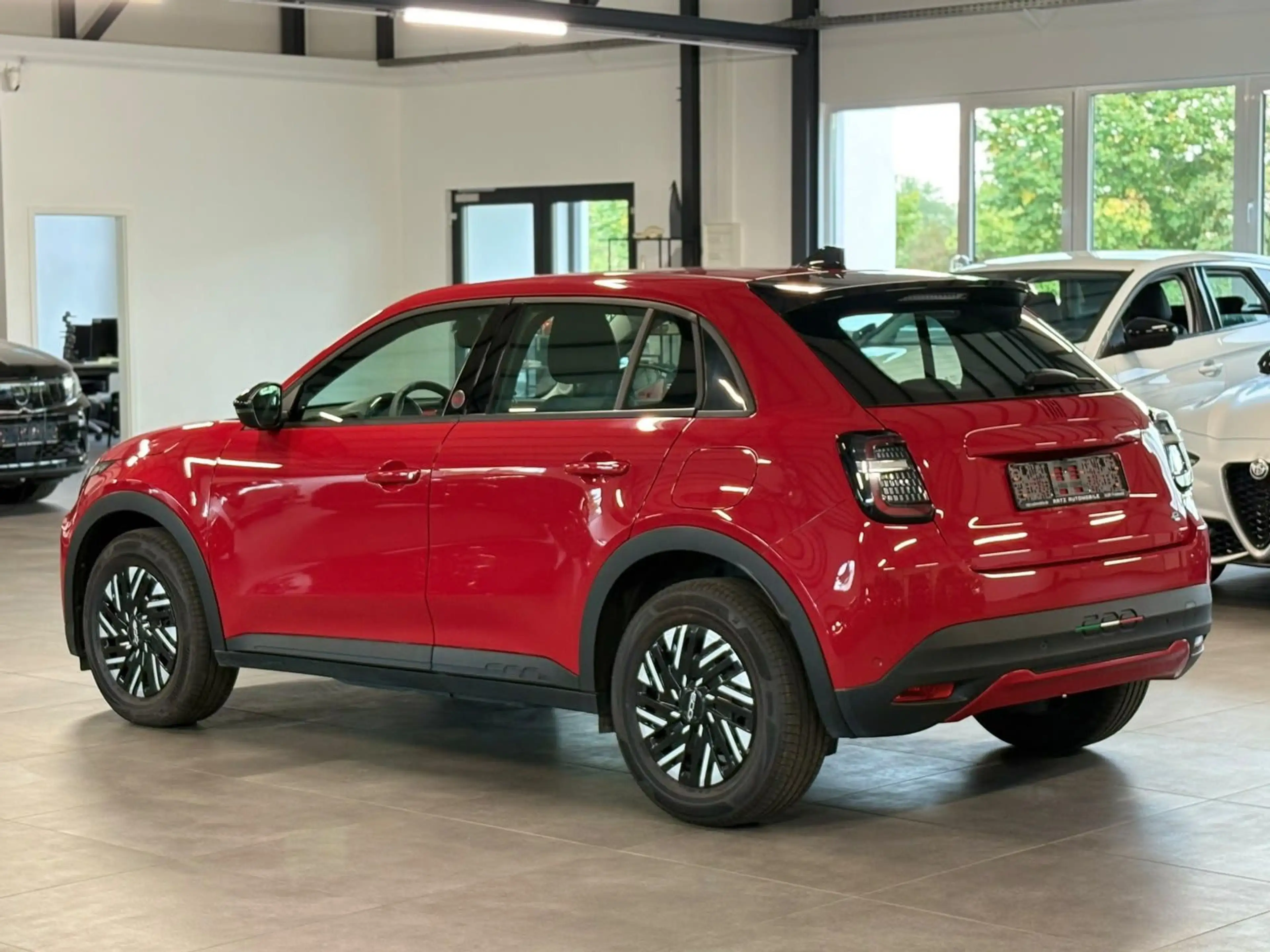 Fiat 600e RED 11KW LED+PDC+TEMP+SPUR.AS+CARPLAY+DAB+ — photo 4