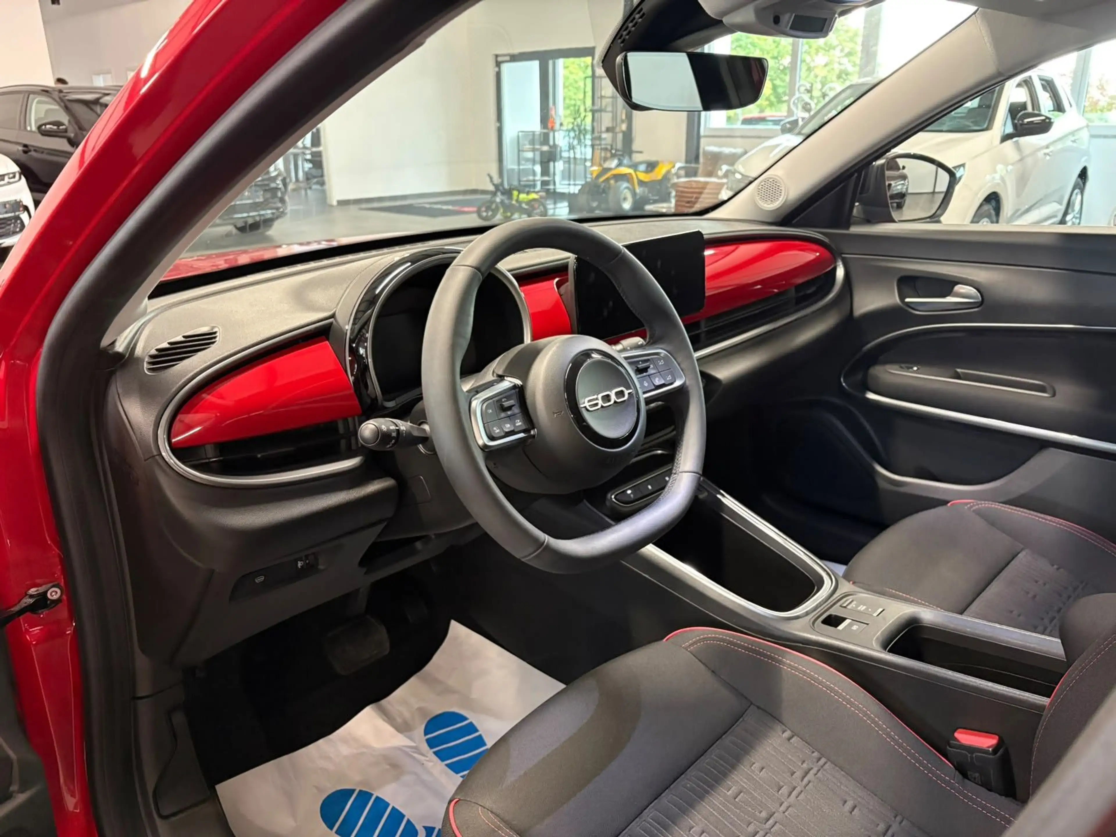Fiat 600e RED 11KW LED+PDC+TEMP+SPUR.AS+CARPLAY+DAB+ — photo 7