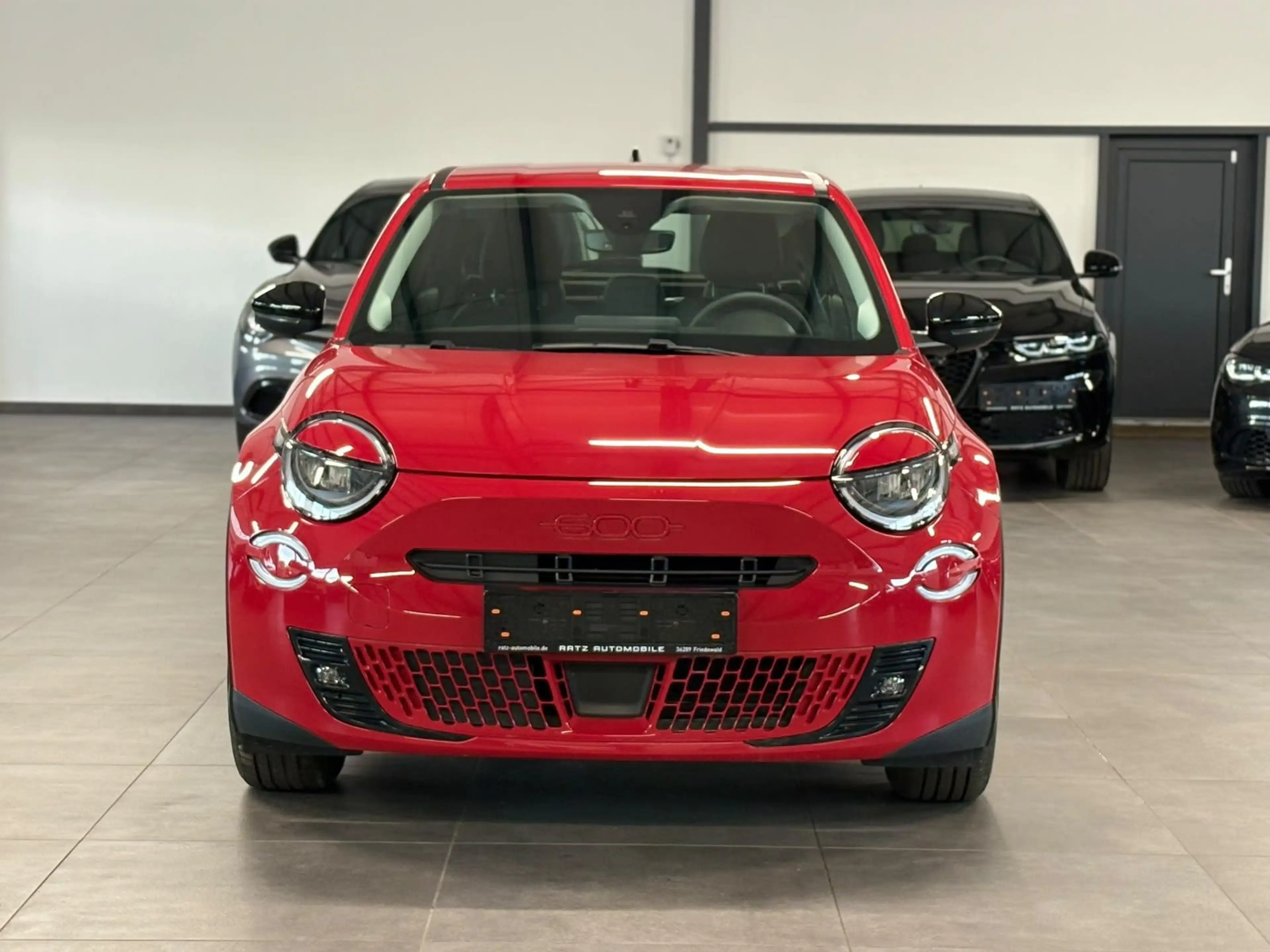 Fiat 600e RED 11KW LED+PDC+TEMP+SPUR.AS+CARPLAY+DAB+ — photo 2