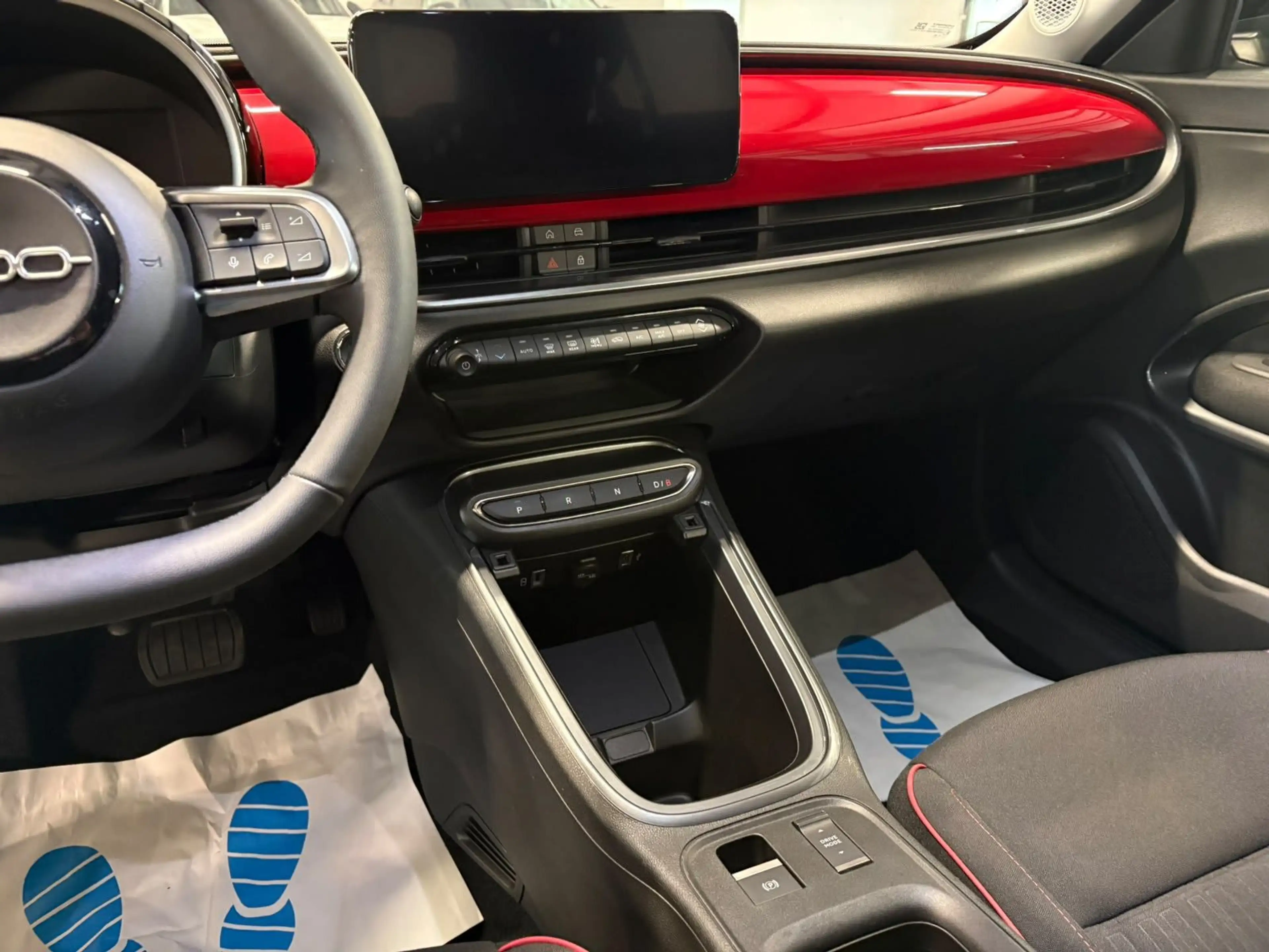 Fiat 600e RED 11KW LED+PDC+TEMP+SPUR.AS+CARPLAY+DAB+ — photo 10