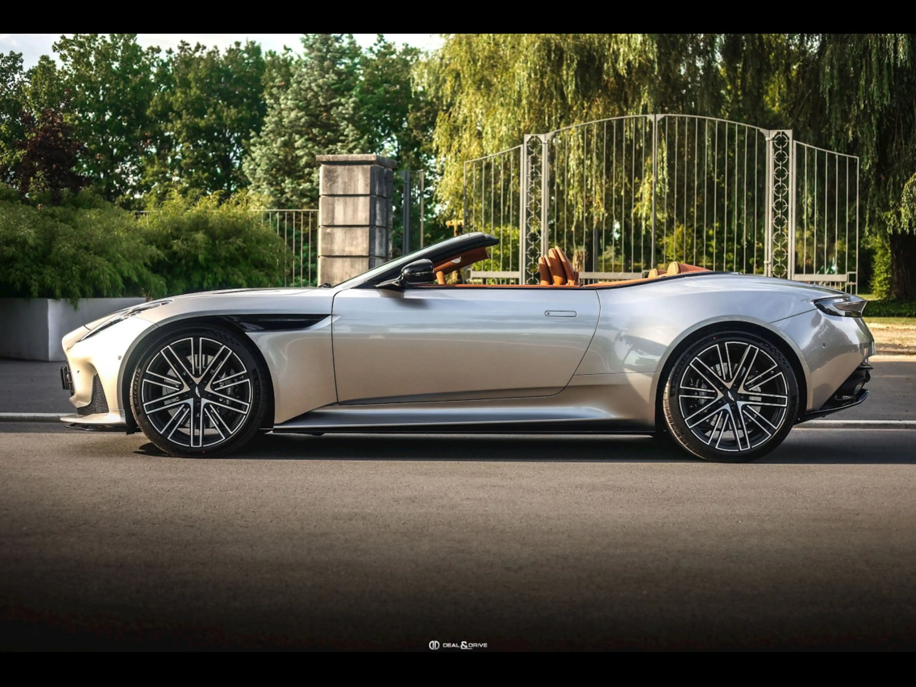 Aston Martin DB12 VOLANTE°SPIRIT SILVER°PPF°BLACK PACK°B&W°21'' — photo 2