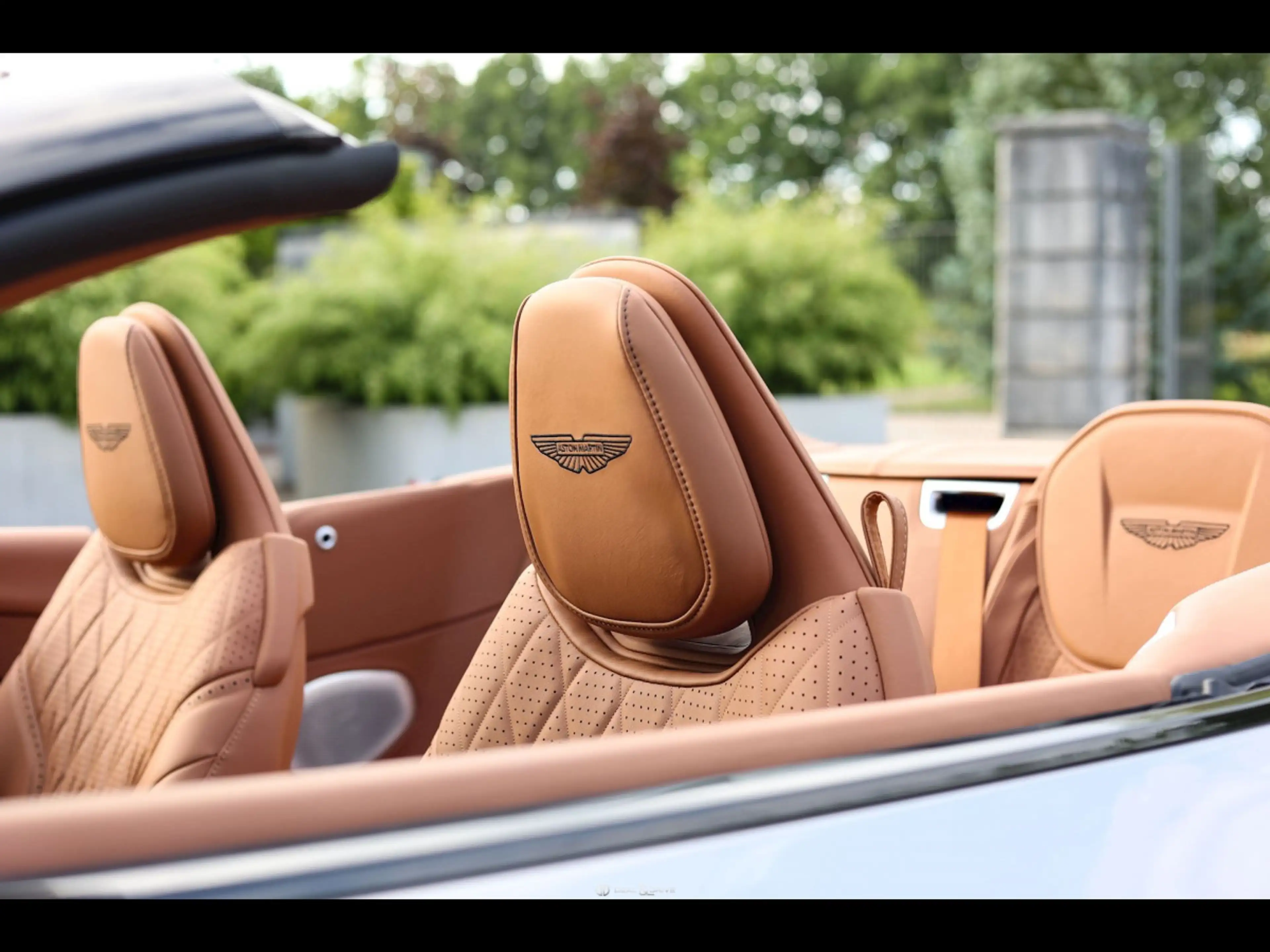 Aston Martin DB12 VOLANTE°SPIRIT SILVER°PPF°BLACK PACK°B&W°21'' — photo 12