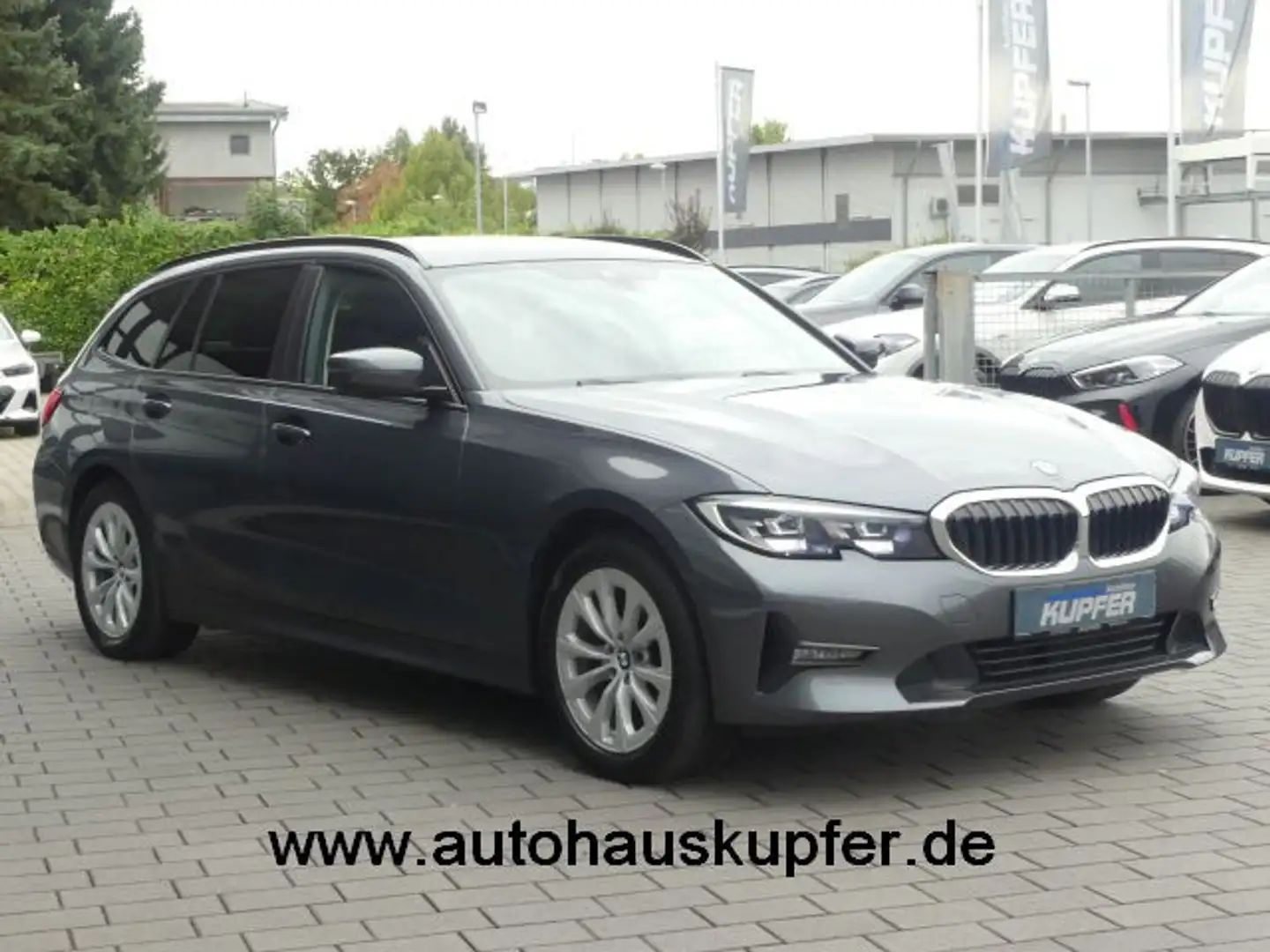 BMW 318 i Tour Advantage Aut.°AHK°LivCpt. Prof.°LED Grau - 2
