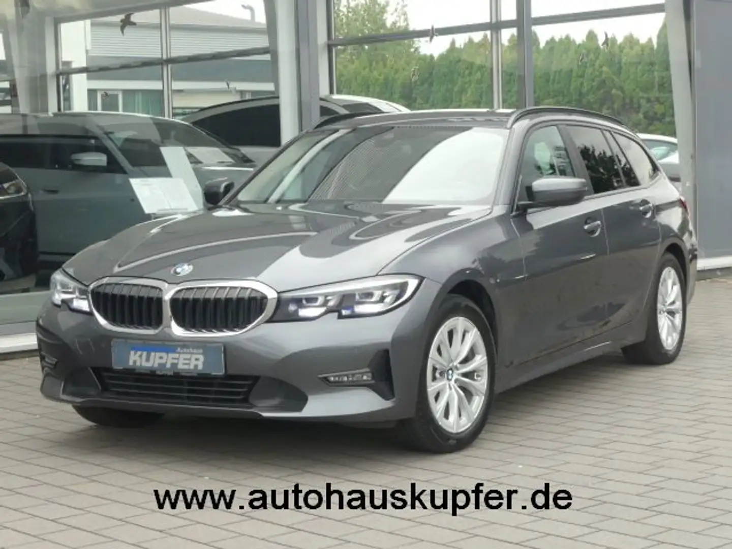 BMW 318 i Tour Advantage Aut.°AHK°LivCpt. Prof.°LED Grau - 1