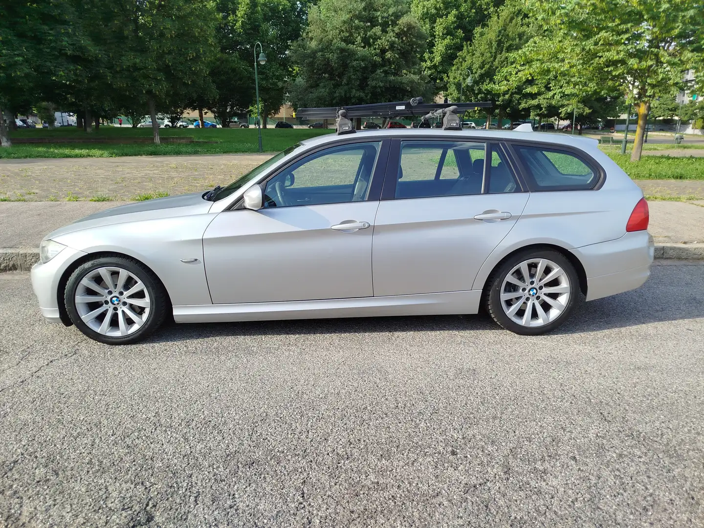 BMW 320 320d Touring Eletta FL Argento - 2