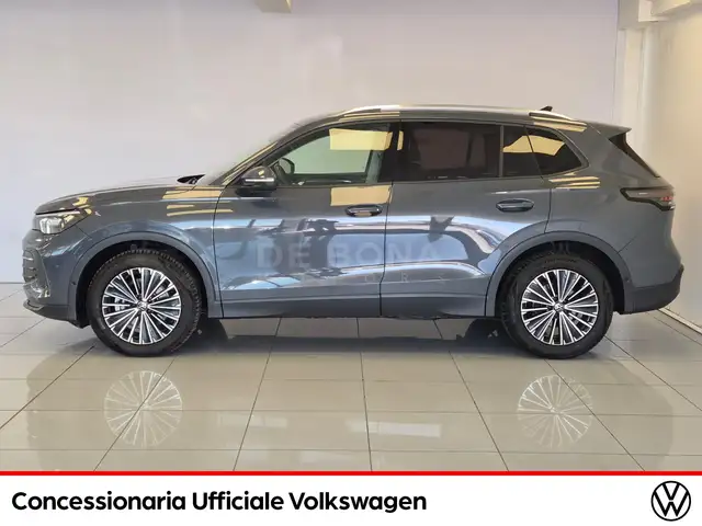 Volkswagen Tiguan view 4