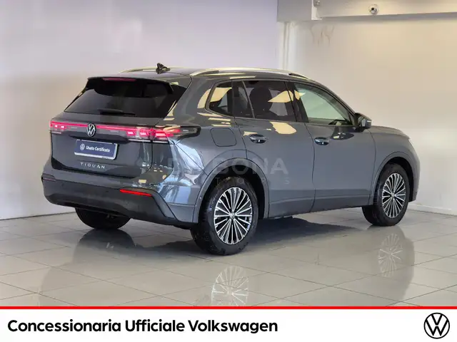 Volkswagen Tiguan view 5