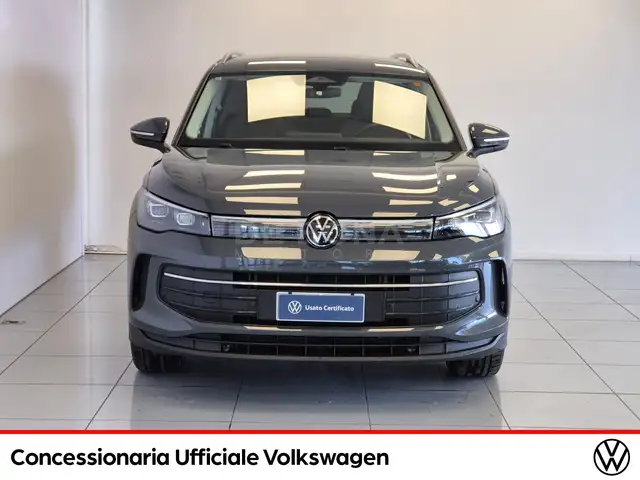 Volkswagen Tiguan view 3