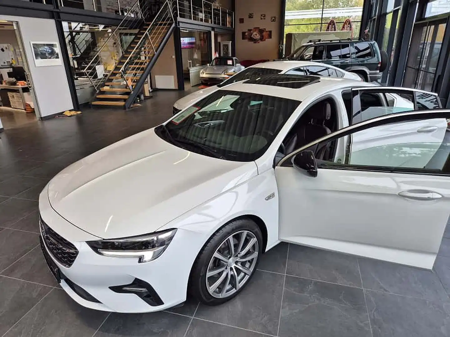 Opel Insignia GrandSport ALLRAD AUTOMATIK AHK LEDER AGR Elegance Weiß - 2
