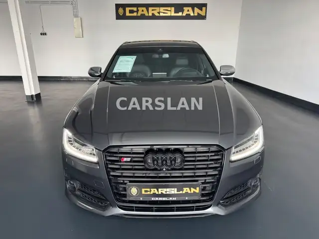 Audi S8 view 3
