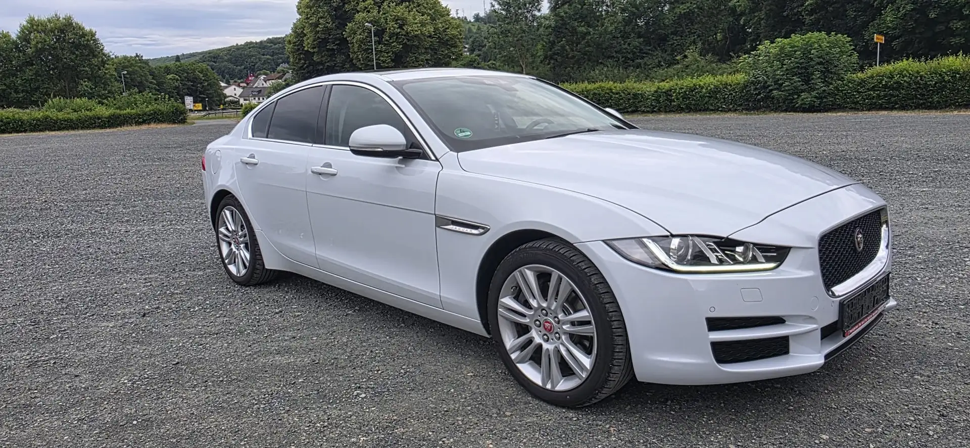 Jaguar XE XE 20d AWD Aut. Prestige Weiß - 1