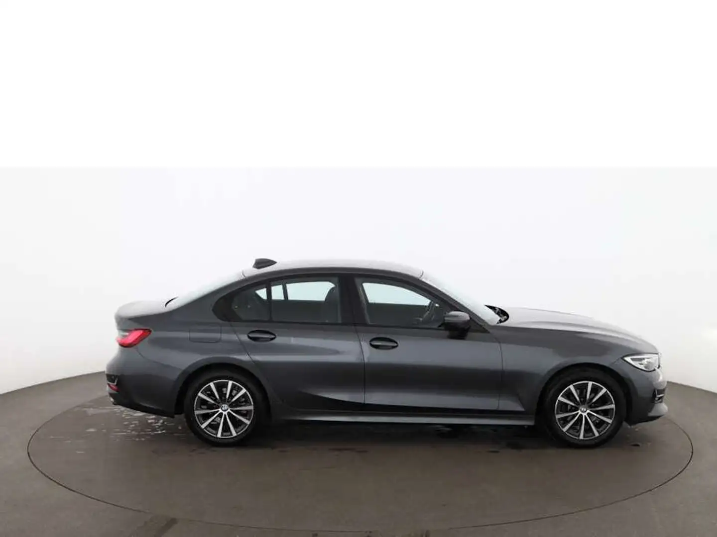 BMW 318 i Advantage Aut LED NAVI ASSIST TEMPOMAT PDC Grau - 2