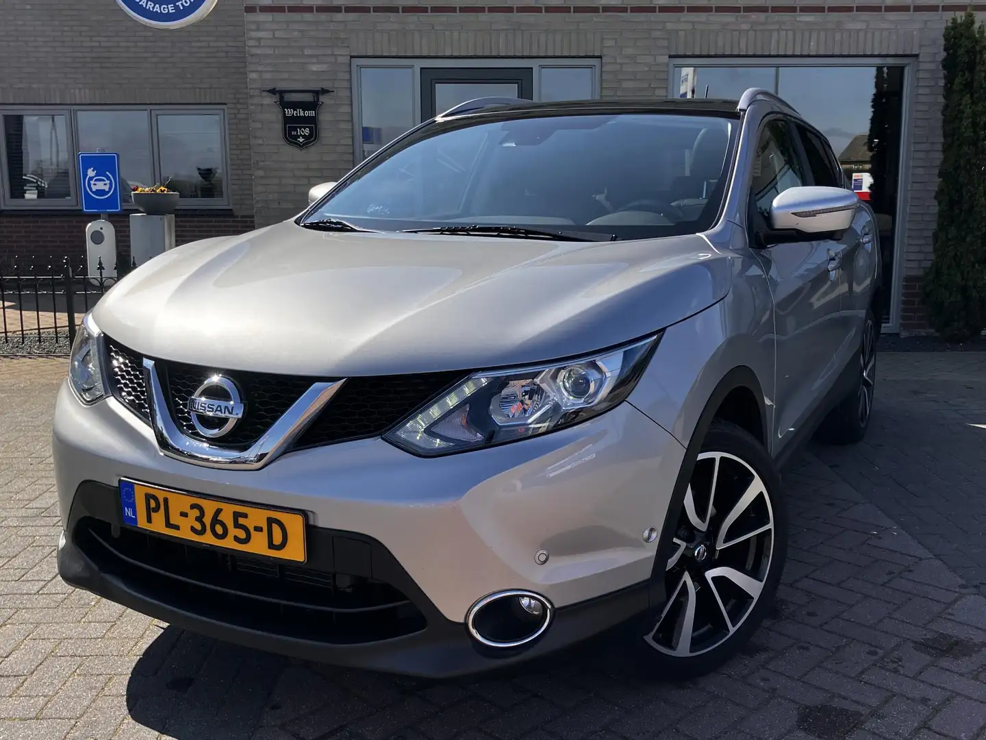 Nissan Qashqai 1.2 Tekna | Pano | Trekhaak | Leer | NAP Grijs - 1