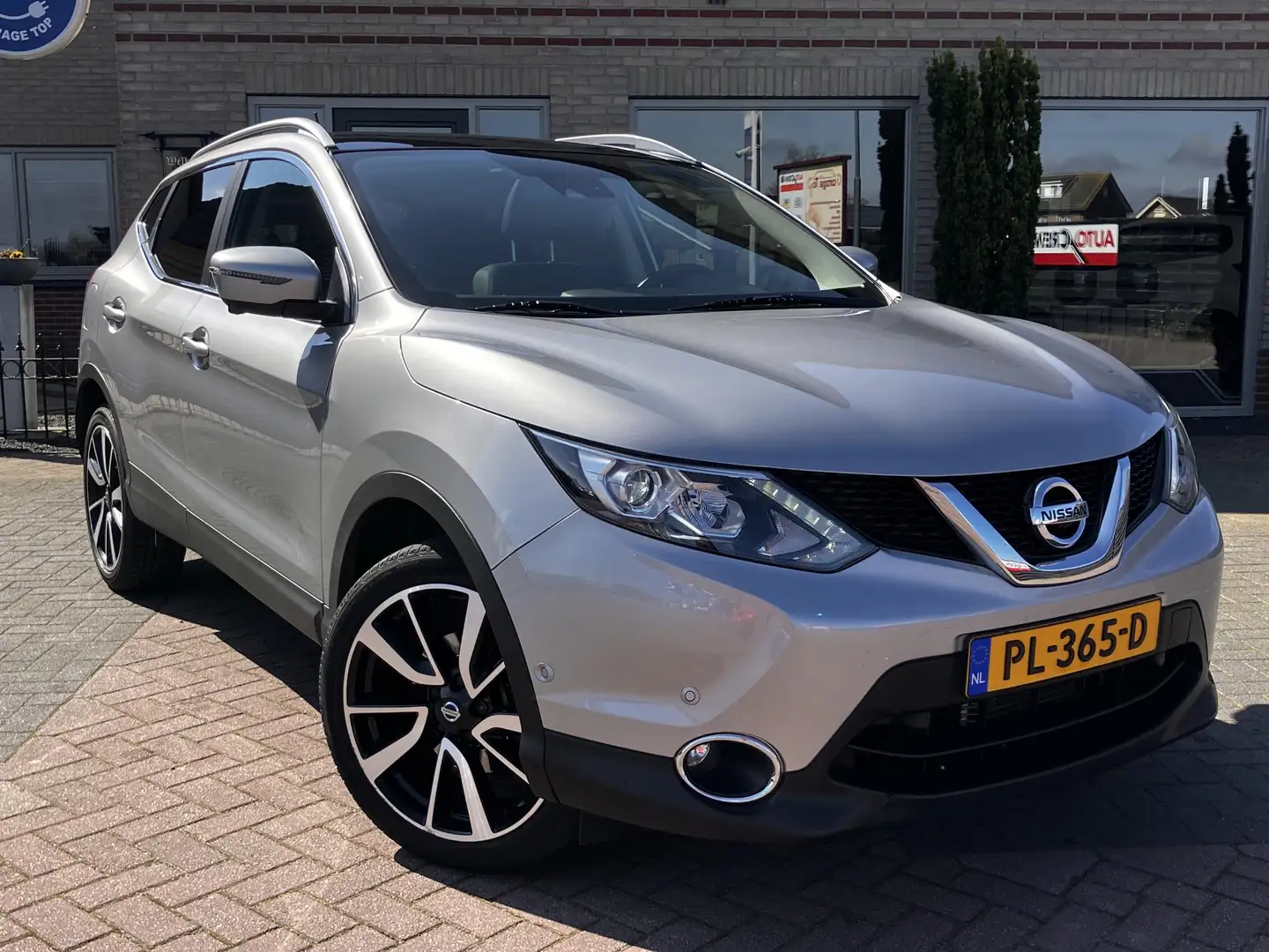Nissan Qashqai 1.2 Tekna | Pano | Trekhaak | Leer | NAP Grijs - 2