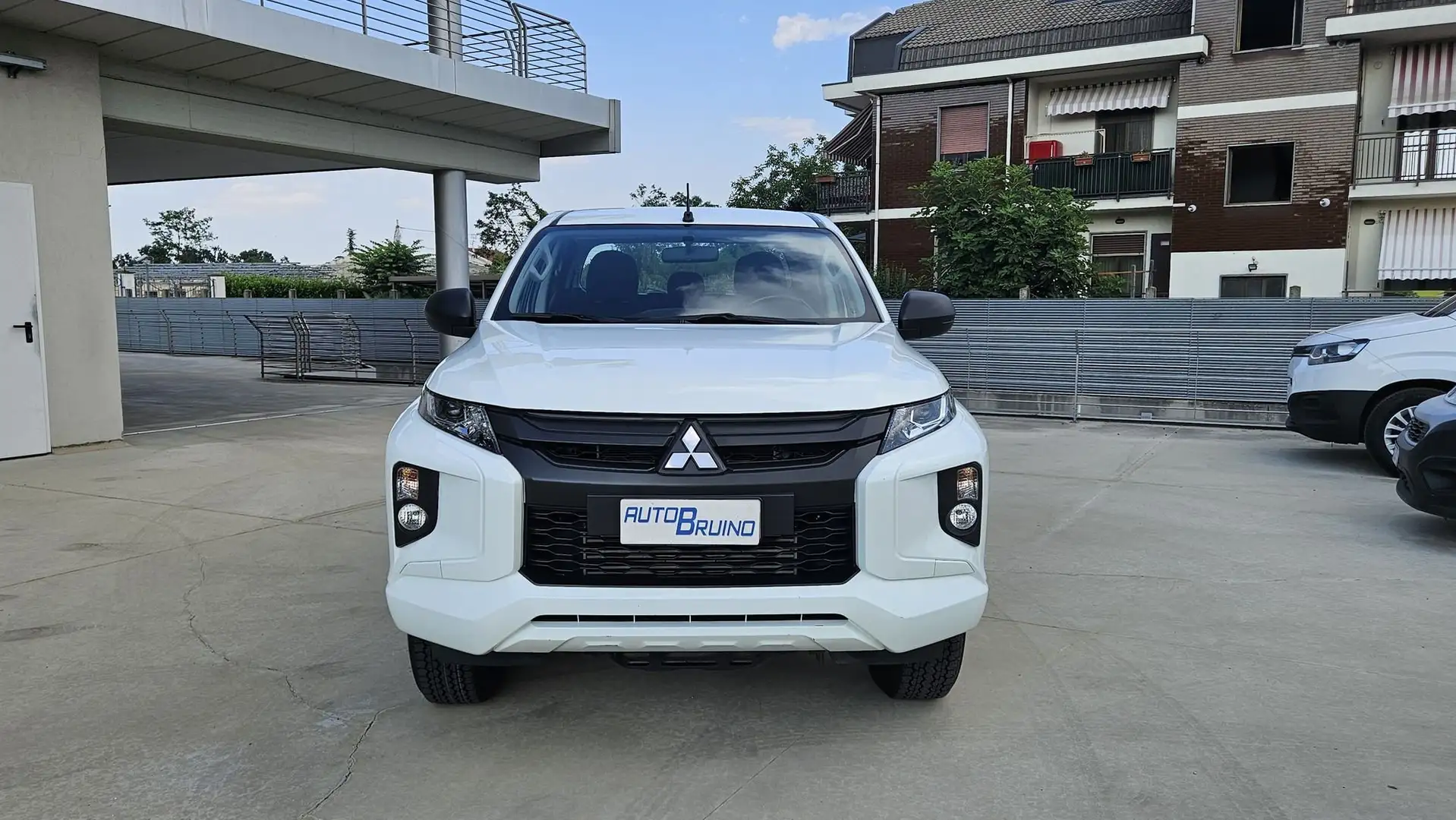 Mitsubishi L200 2.3 D Double Cab 4x4 Easy Select Invite Connect Bianco - 2