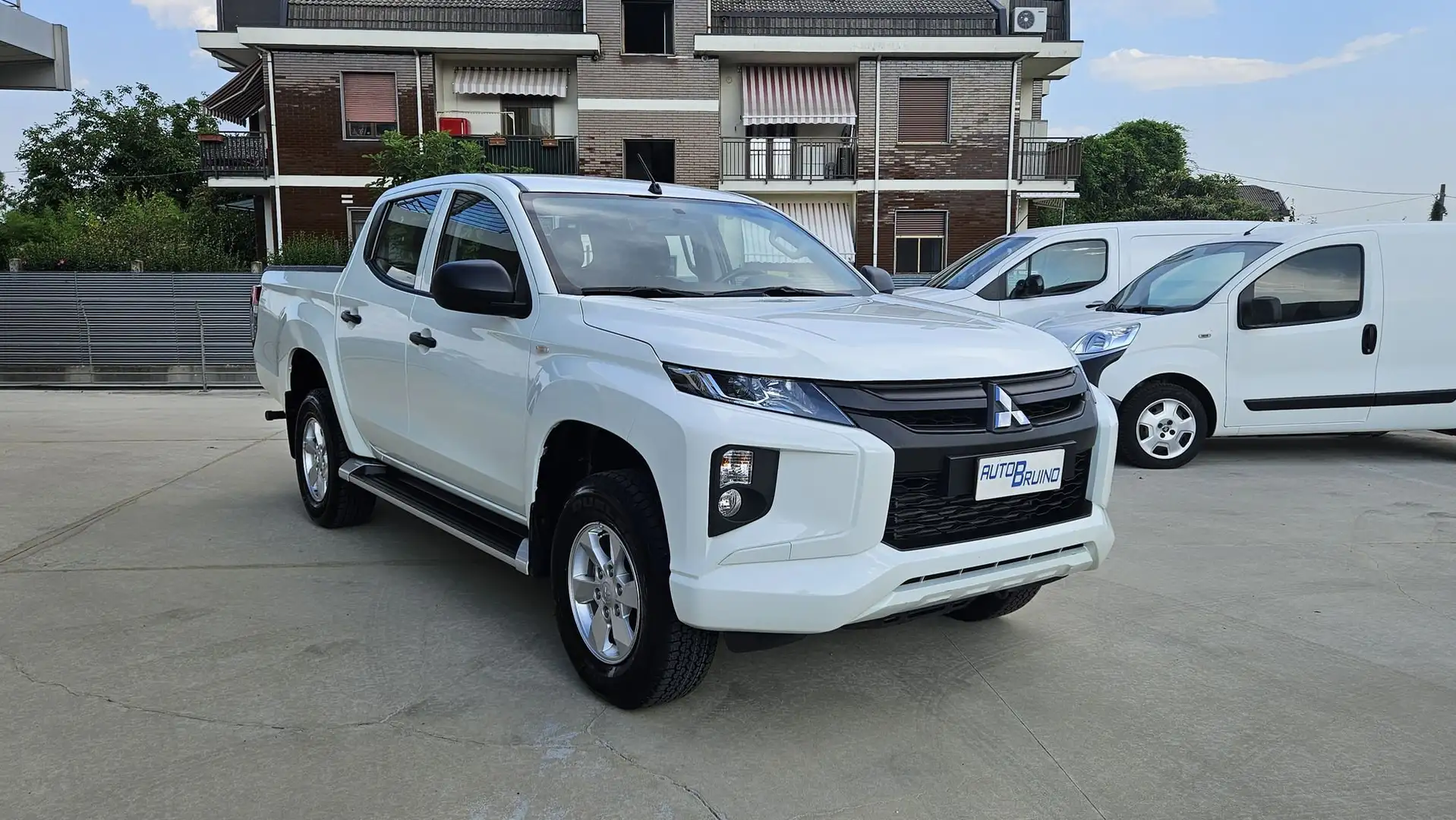 Mitsubishi L200 2.3 D Double Cab 4x4 Easy Select Invite Connect Bianco - 1