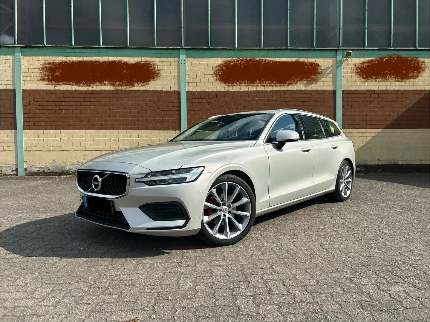 Volvo V60 D4 Momentum Pro D/T.LEDER/NAVI Silber - 1