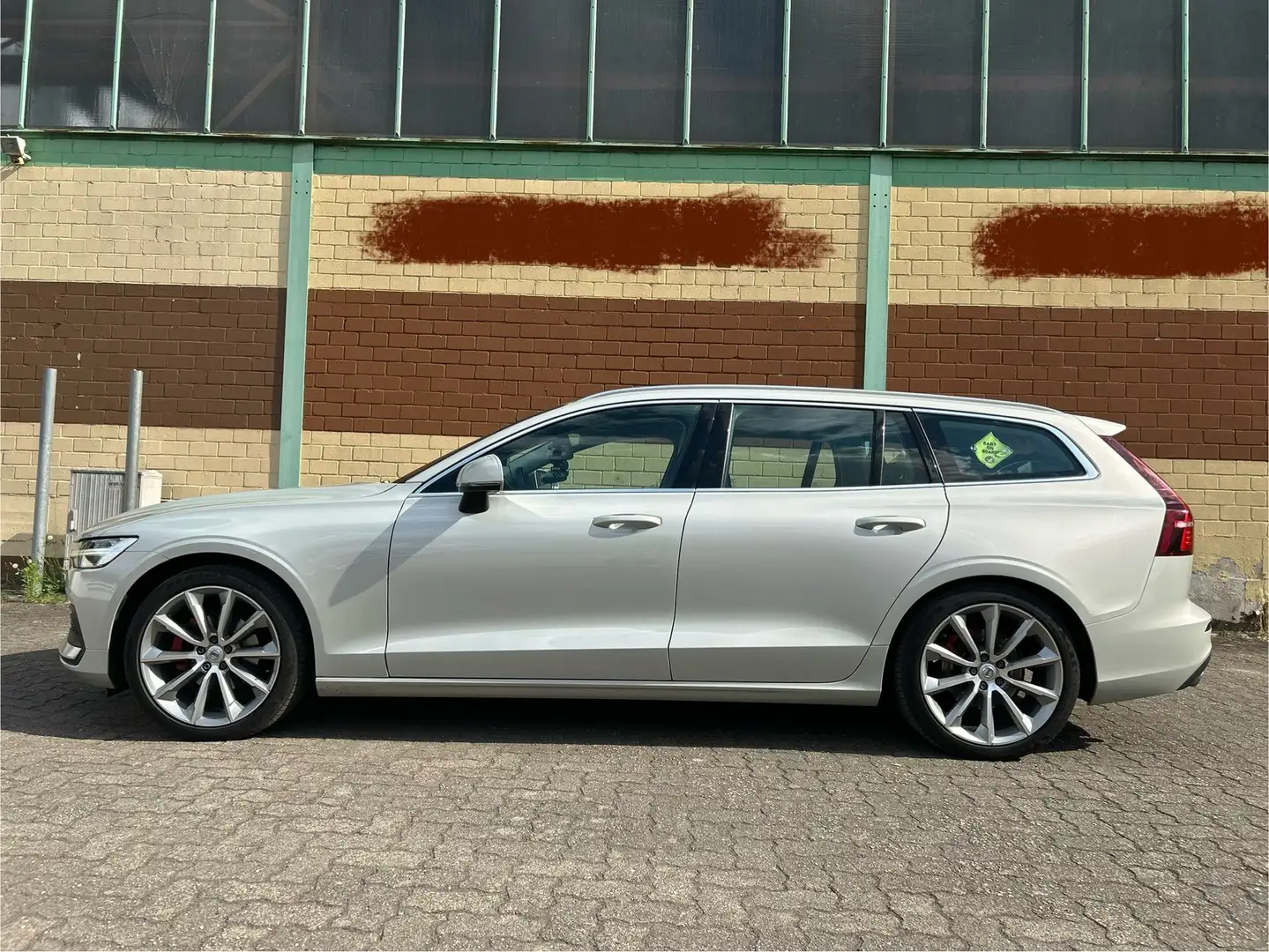 Volvo V60 D4 Momentum Pro D/T.LEDER/NAVI Silber - 2