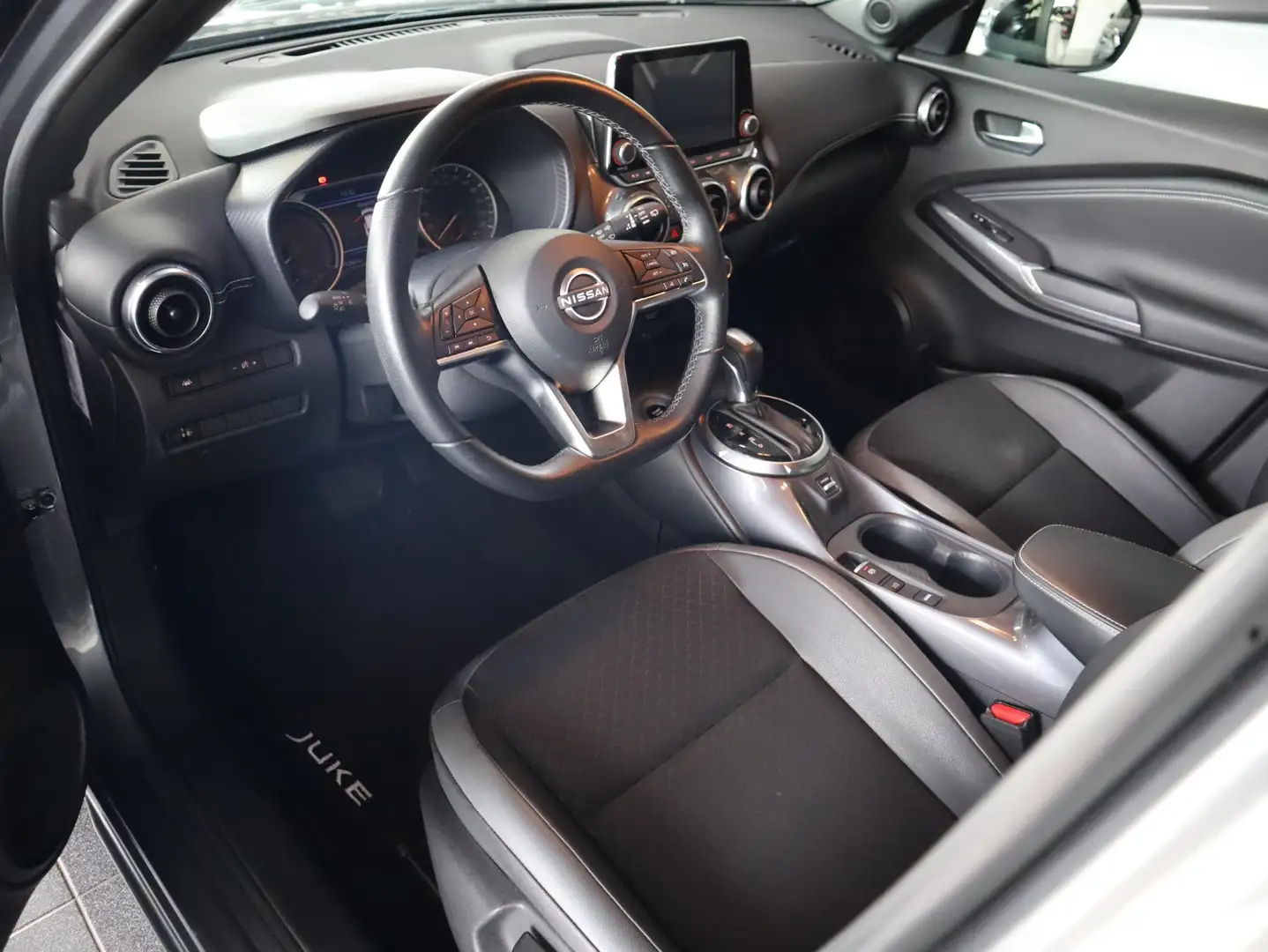 Nissan Juke 1.6 Hybrid N-Connecta | Trekhaak | Cruise control Grijs - 2