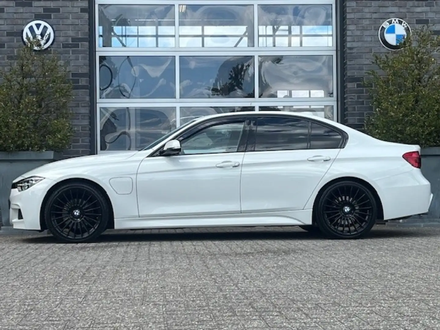 BMW 330 330E iPERFORMANCE M-SPORT AUT. - LEDER - 19 INCH - Wit - 2