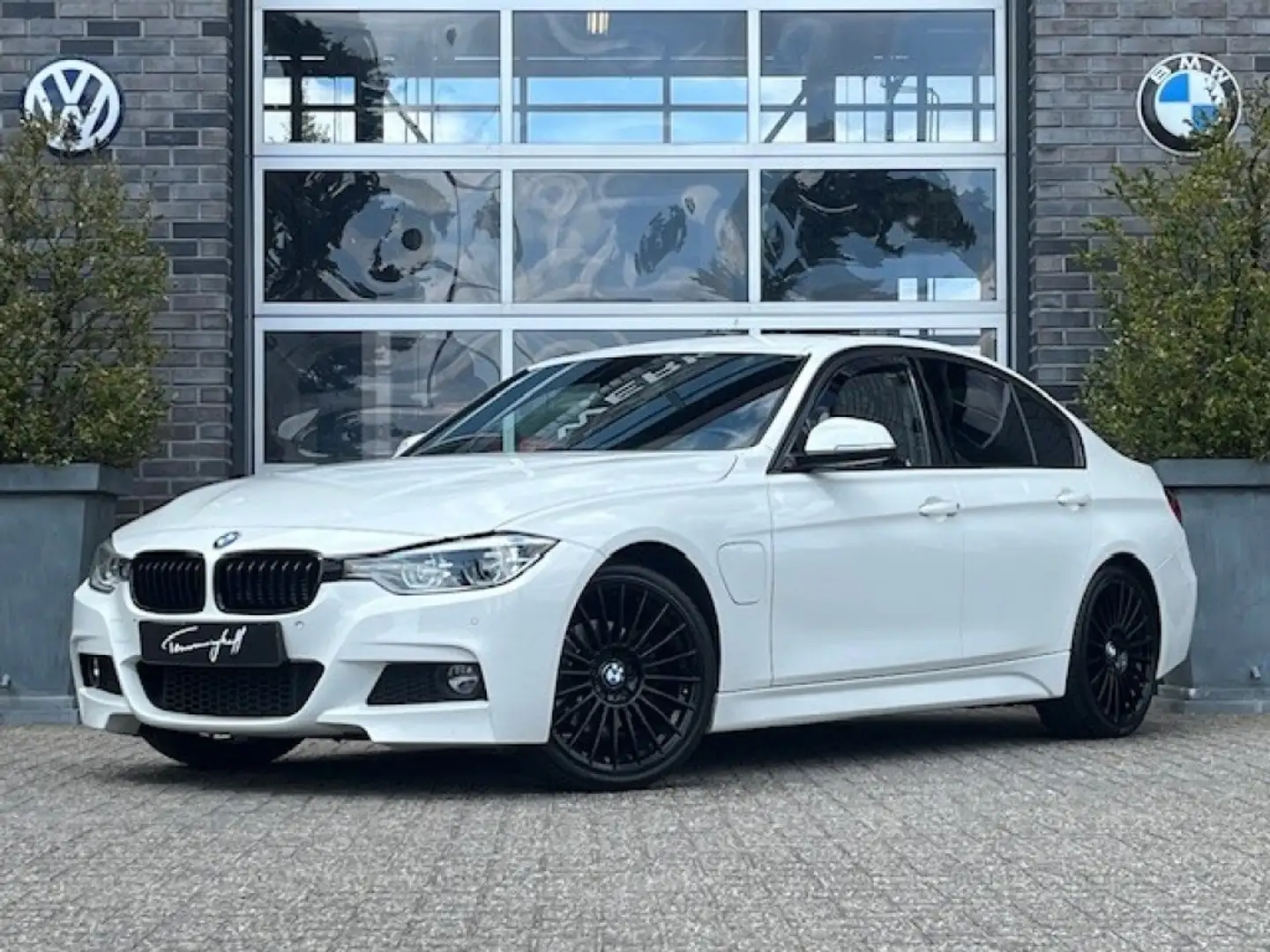 BMW 330 330E iPERFORMANCE M-SPORT AUT. - LEDER - 19 INCH - Wit - 1