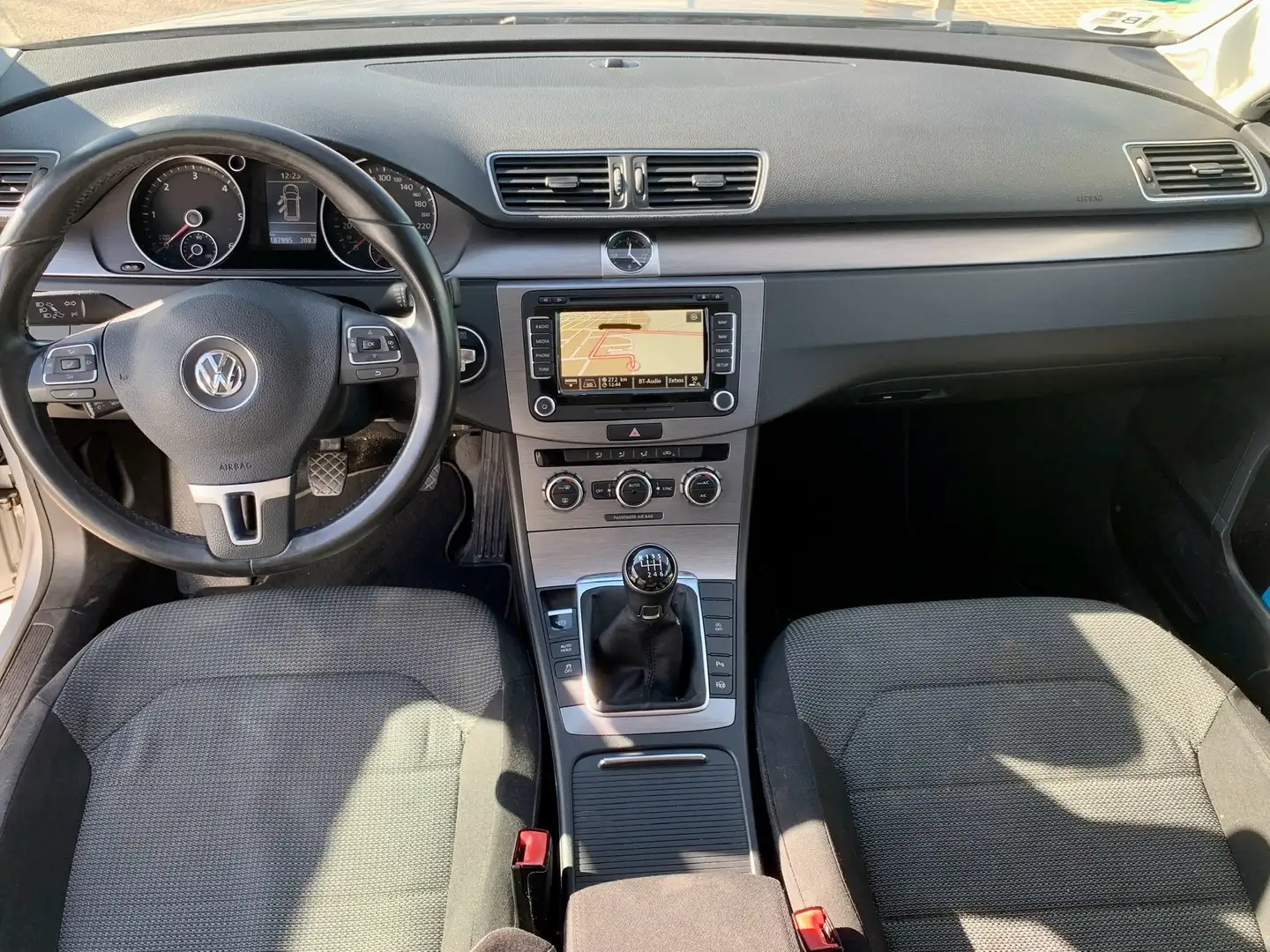 Volkswagen Passat Variant 2.0TDI Advance BMT Plateado - 2