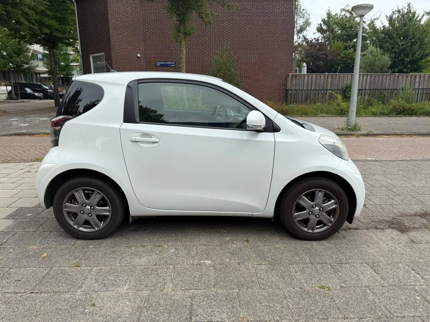 Toyota iQ 1.0 VVTi Aspiration Airco 1-eigenaar Snow White Wit - 2