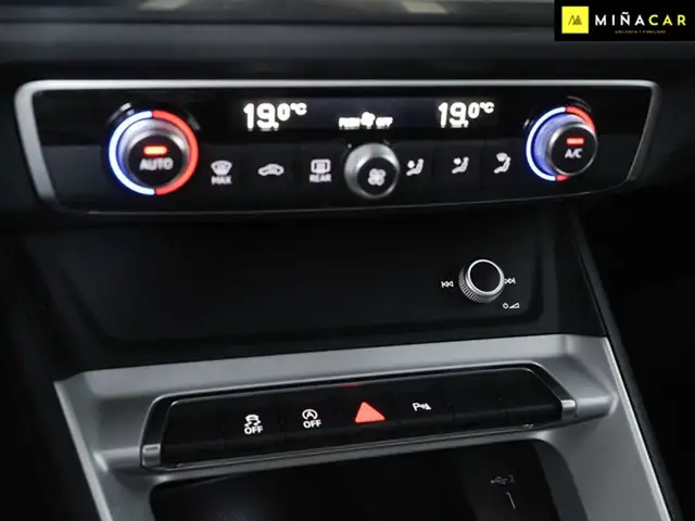 Audi Q3 view 16