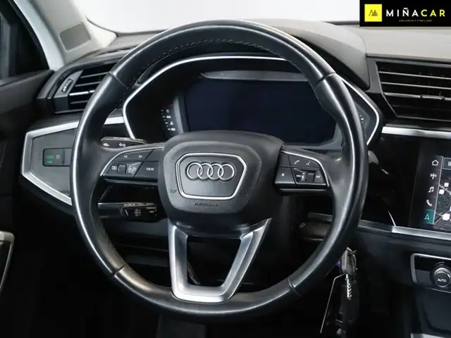 Audi Q3 view 14