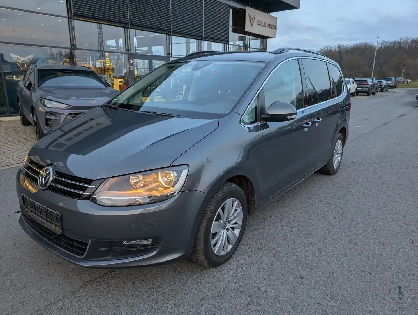 Volkswagen Sharan 1,4 TSI DSG *AHK*7 Sitzer*GJR* Grau - 2
