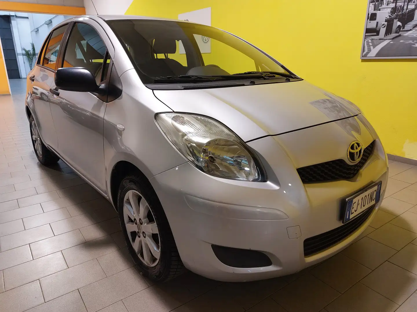 Toyota Yaris YARIS 1.0 5 PORTE Grigio - 2