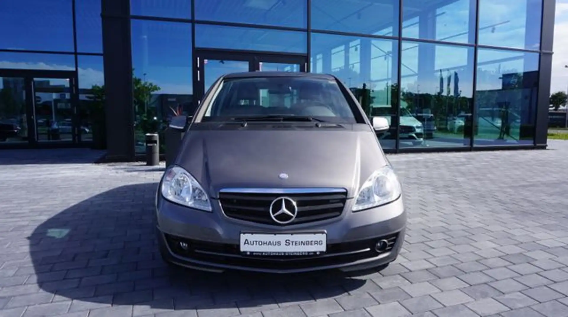 Mercedes-Benz A 180 AUTOMATIK+SITZHEIZUNG+TEMPOMAT+PDC Gris - 2
