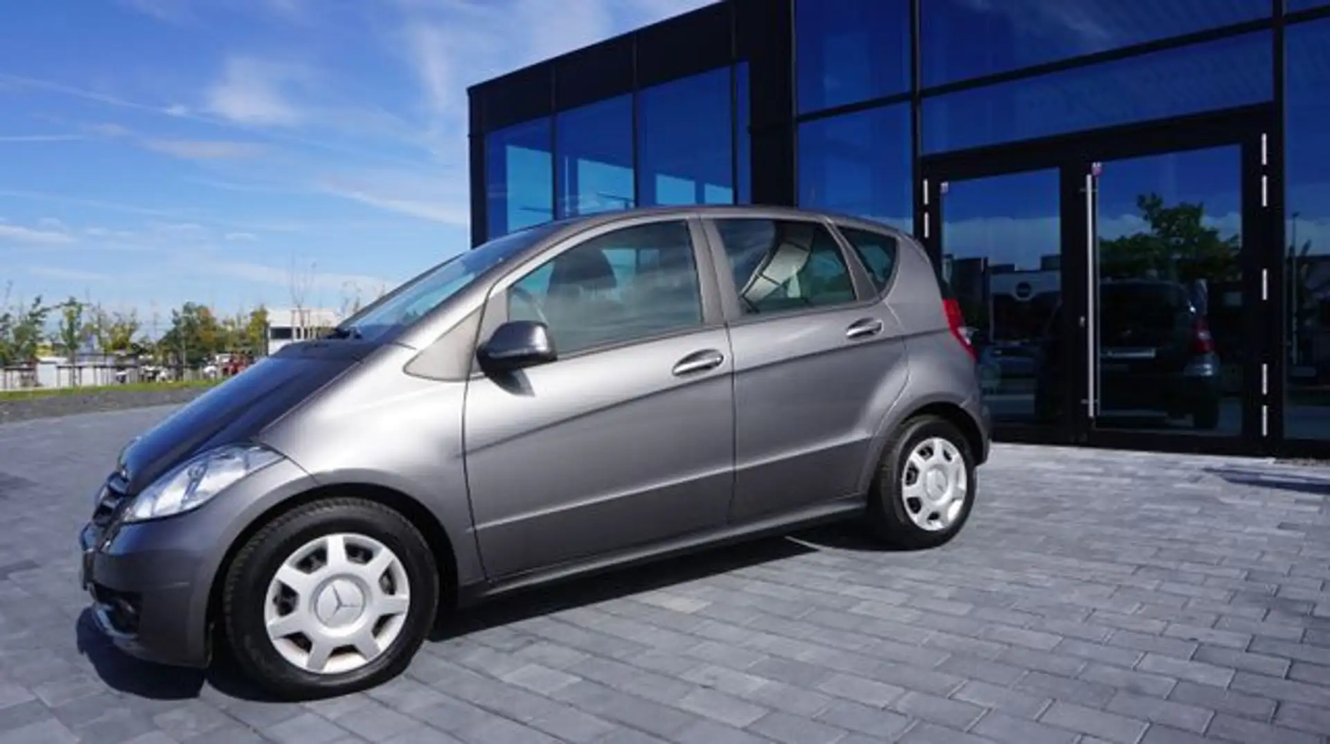 Mercedes-Benz A 180 AUTOMATIK+SITZHEIZUNG+TEMPOMAT+PDC Gris - 1