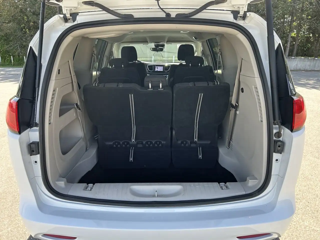 Chrysler Grand Caravan снимка Chrysler Grand Caravan