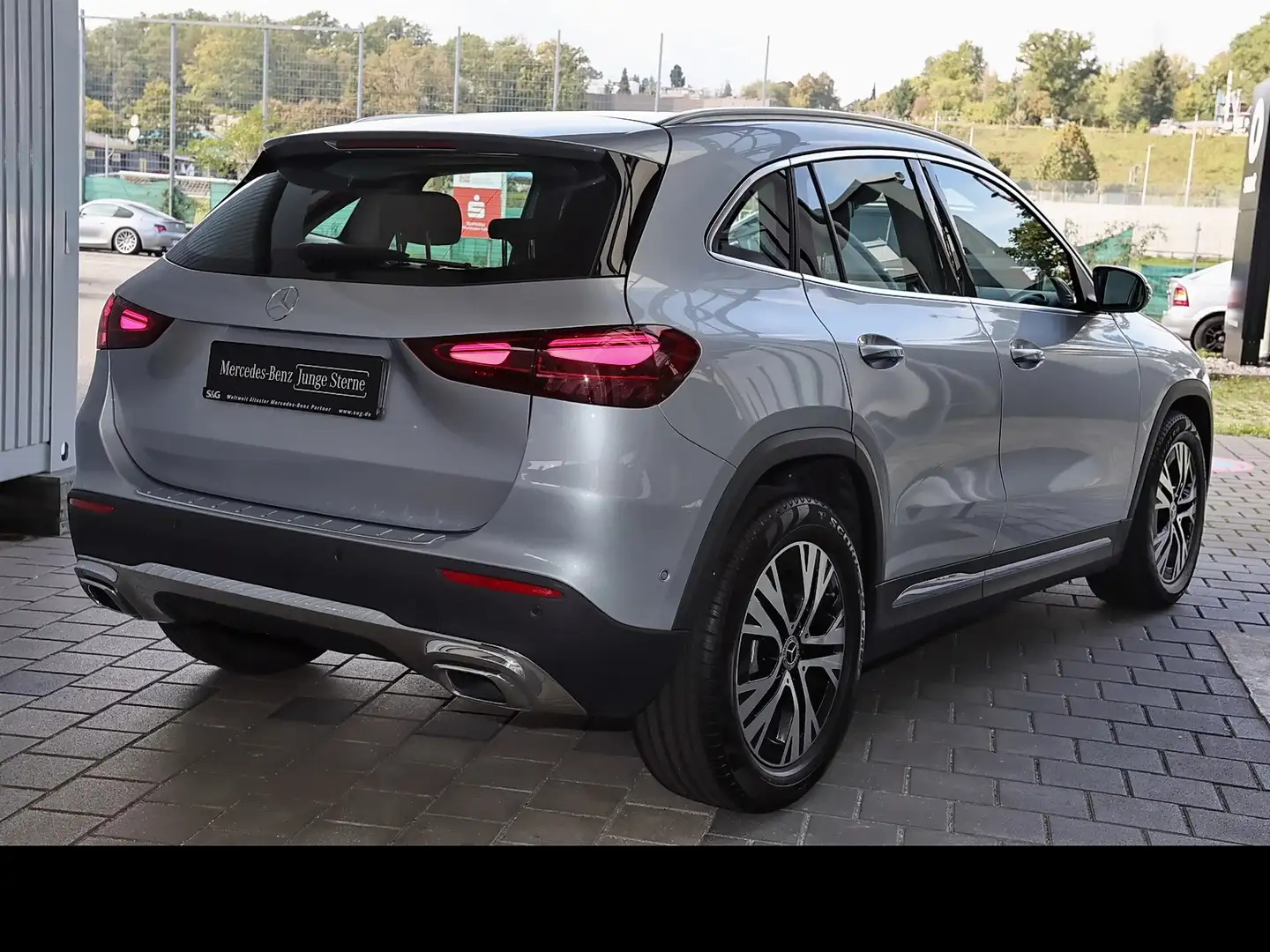 Mercedes-Benz GLA 200 TOTWINKEL+KAMERA+DISTRONIC+CARPLAY+18" Silber - 2