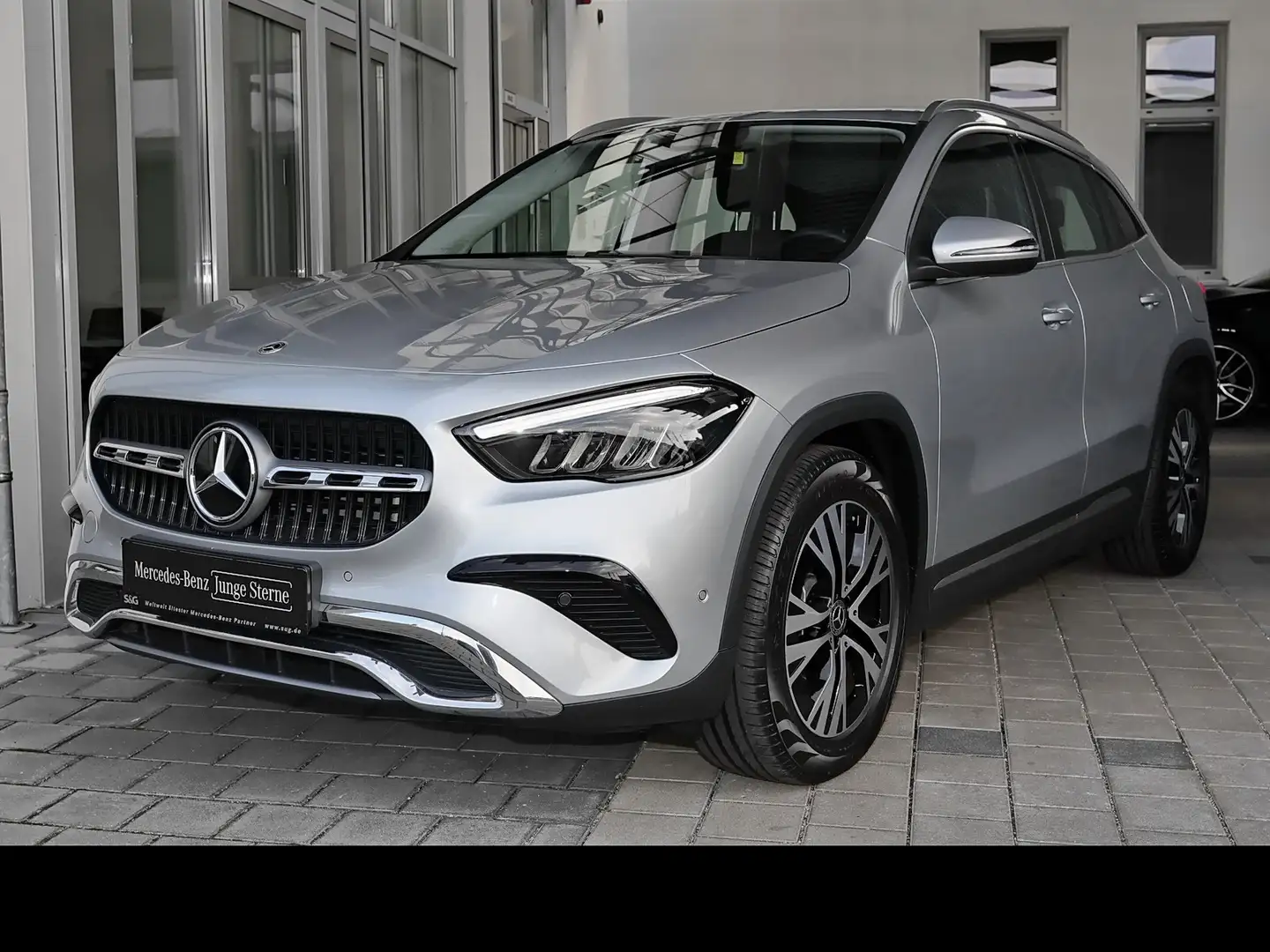 Mercedes-Benz GLA 200 TOTWINKEL+KAMERA+DISTRONIC+CARPLAY+18" Silber - 1