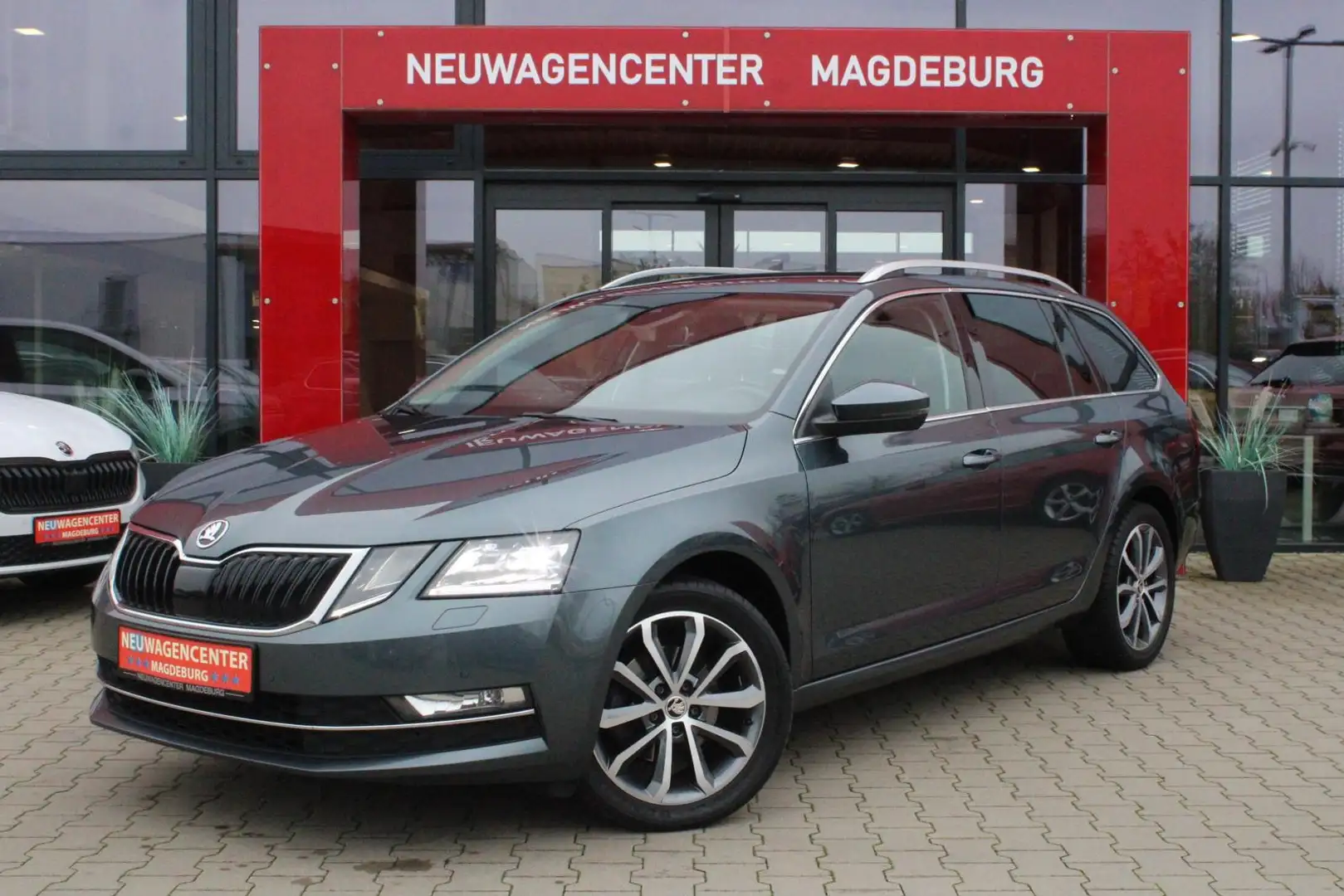 Skoda Octavia 2.0 TDI DSG Style*LED*AHK*LEDER*ACC*PDC* Grau - 1