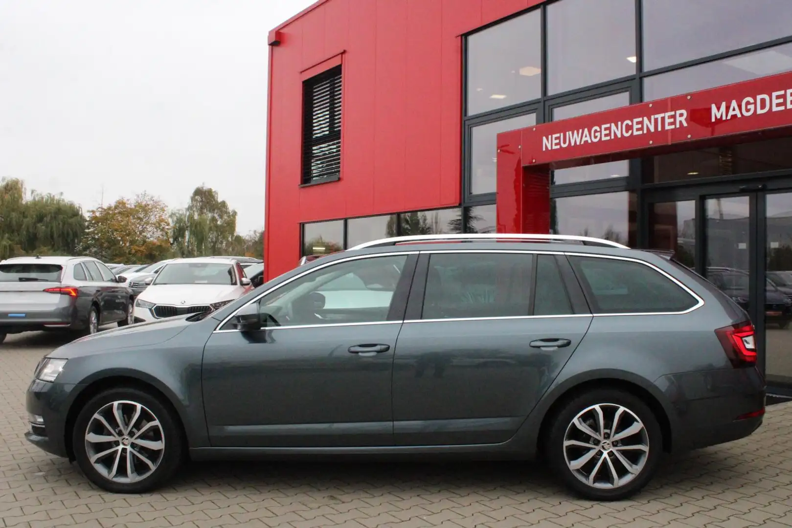 Skoda Octavia 2.0 TDI DSG Style*LED*AHK*LEDER*ACC*PDC* Grau - 2
