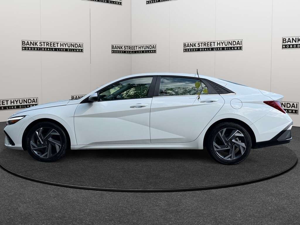 2025 Hyundai Elantra Luxury IVT — снимка 1