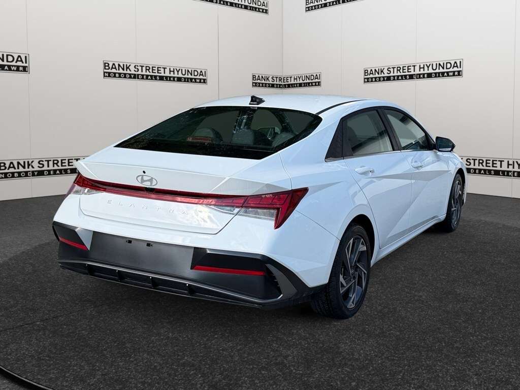 2025 Hyundai Elantra Luxury IVT — снимка 1