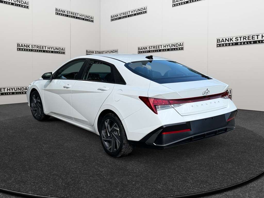 2025 Hyundai Elantra Luxury IVT — снимка 1