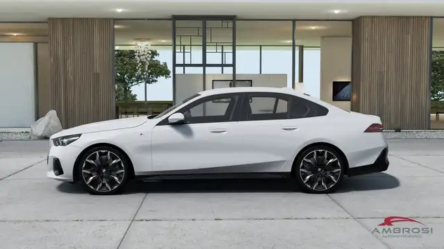 BMW 5 Series view 3