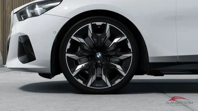 BMW 5 Series view 8